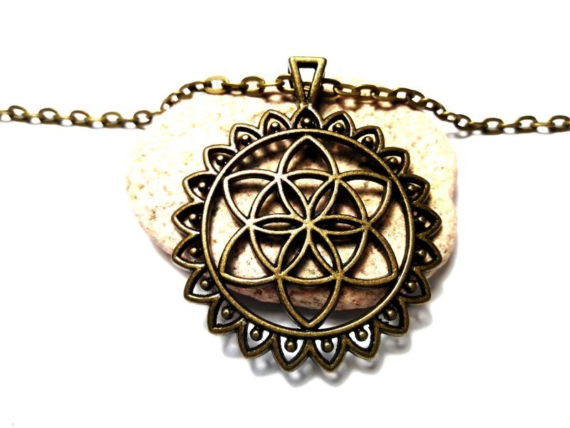 Collier grosse chaîne, pendentif grande graine de vie avec pétales de lotus, métal bronze, bijou symbolique et spiritualité