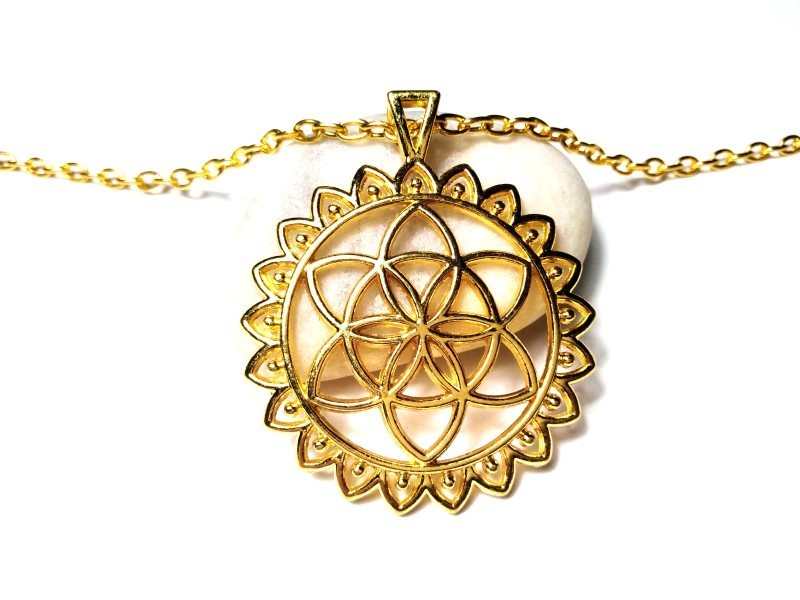 Collier grosse chaîne, pendentif grande graine de vie avec pétales de lotus, métal doré, bijou symbolique et spiritualité