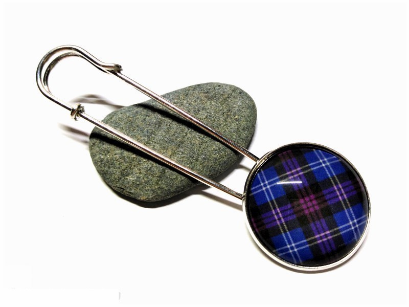 Broche à kilt argent, motif Tartan Heritage of Scotland violet & bleu bijou tartan Écosse écossais cornemuse