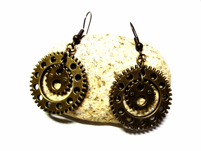 Ces boucles d'oreilles steampunk en bronze captent l'âme du métal. Un design technique pour un look rétro très réaliste.