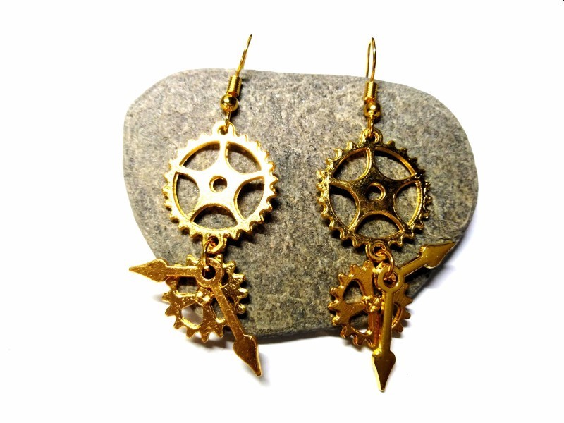 Boucles d'oreilles dorées composées d'engrenages. Un accessoire brillant et une touche de richesse à votre panoplie cosplay.