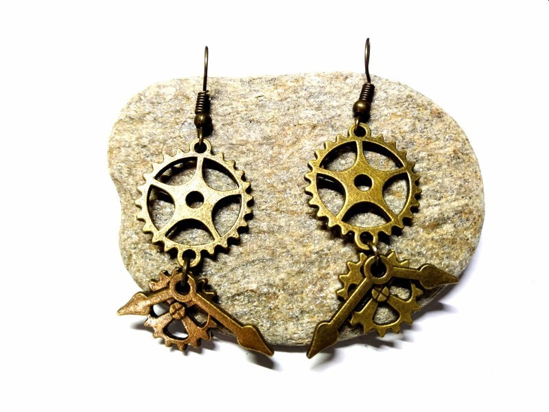 Boucles d'oreilles steampunk bronze antique. Ces rouages offrent un cachet historique à votre costume uchronique.