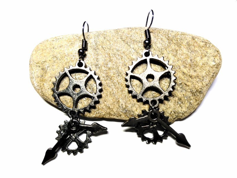 Boucles d'oreilles steampunk noir brillant au poli impeccable, la mécanique avec une distinction métallique originale.
