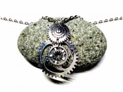 L'aristocratie de la vapeur à votre cou. Nos créations engrenages s'inspirent des parures du XIXème siècle revisitées avec une touche rebelle.