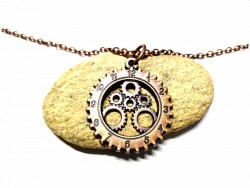 Pendentif steampunk en cuivre aux reflets changeants : un montage complexe de roues dentées dans une horloge rétro-futuriste