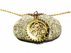 Rehaussez votre prestige avec un pendentif steampunk doré, des engrenages de luxe des grands inventeurs victoriens
