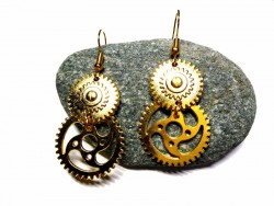Ces boucles d'oreilles steampunk dorées structurent votre visage pour finaliser vos tenues de cérémonie rétro-futuristes