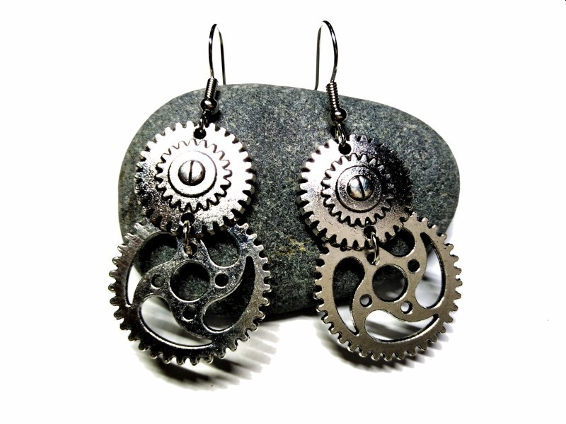 Boucles d'oreilles steampunk argentées aux finitions miroir : une technologie imaginaire avec élégance métallique
