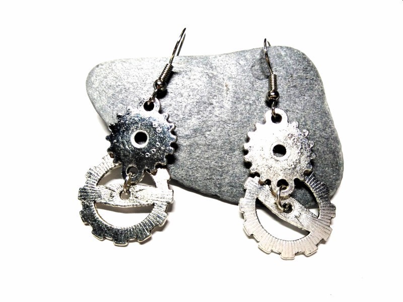 Ces boucles d'oreilles steampunk argent captent le regard : un design épuré et technique pour vos tenues de convention.
