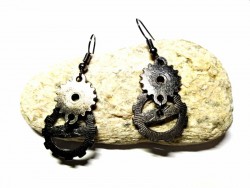 Ces boucles d'oreilles steampunk noires captent les reflets : un design technique et obscur pour un style alternatif dark.
