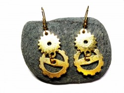 Boucles d'oreilles steampunk dorées pour un style rétro-futuriste victorien avec une prestance mécanique inégalée.