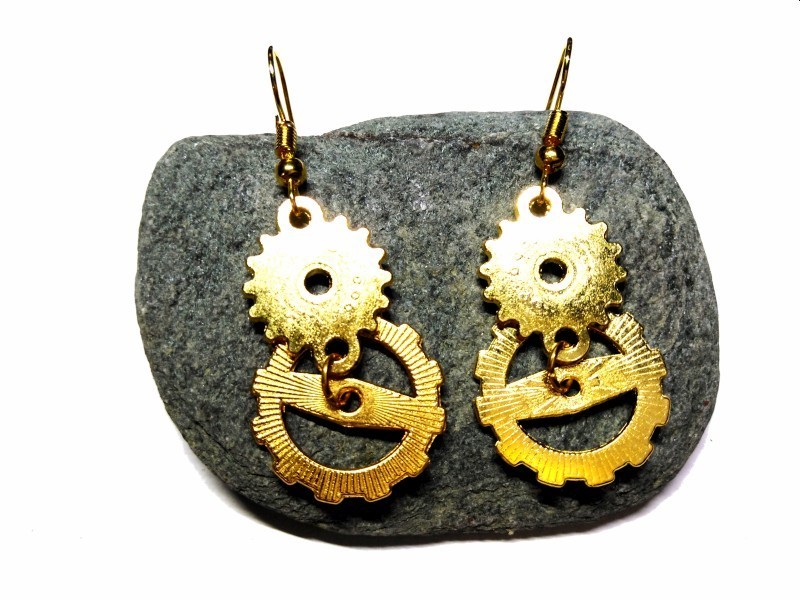 Boucles d'oreilles steampunk dorées pour un style rétro-futuriste victorien avec une prestance mécanique inégalée.