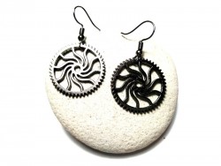 Boucles d'oreilles steampunk noir brillant au poli impeccable : la mécanique de l'ombre avec distinction métallique originale