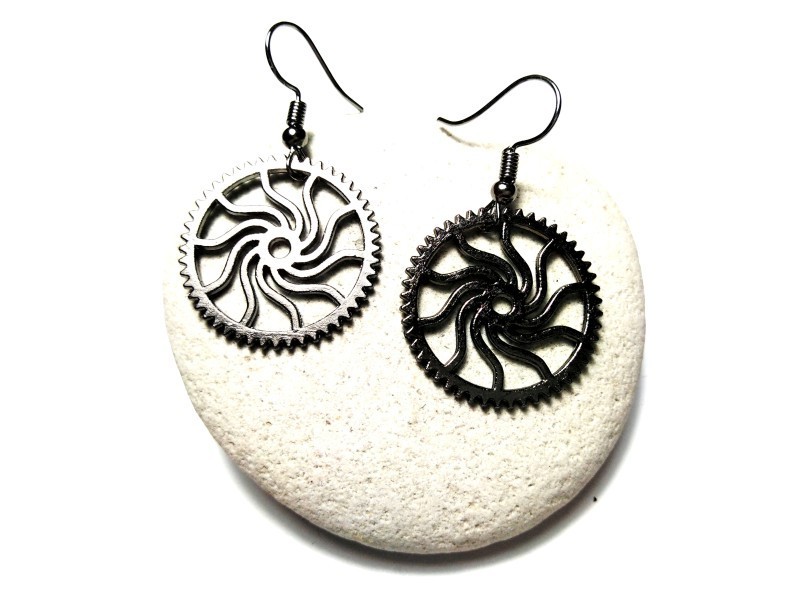 Boucles d'oreilles steampunk noir brillant au poli impeccable : la mécanique de l'ombre avec distinction métallique originale