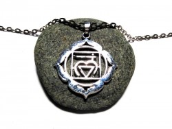 Pendentif chakra racine sur sautoir. Portez ce symbole de force pour traverser les imprévus avec une stabilité inébranlable.