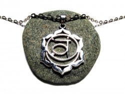 Pendentif du chakra sacré sur sautoir. Adoptez ce symbole de vie pour fluidifier vos énergies créatrices au quotidien.