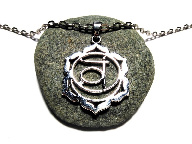 Pendentif du chakra sacré sur sautoir. Adoptez ce symbole de vie pour fluidifier vos énergies créatrices au quotidien.