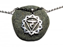 Pendentif de confiance en soi et de volonté. Le 3ème chakra dissipe la passivité et renforce votre audace naturelle.