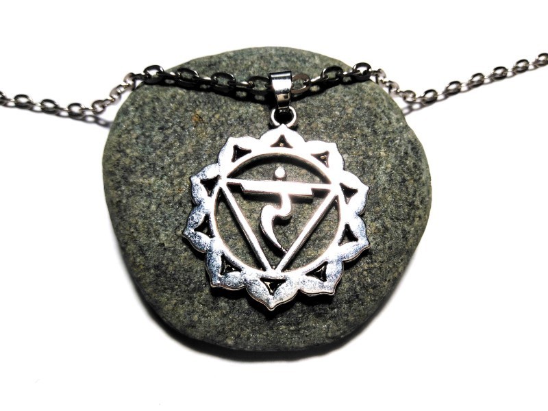 Pendentif de confiance en soi et de volonté. Le 3ème chakra dissipe la passivité et renforce votre audace naturelle.