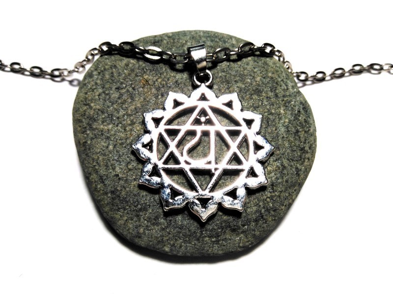 Pendentif quatrième chakra sur chaîne. Ce symbole favorise la compassion, le pardon et l'équilibre des sentiments.