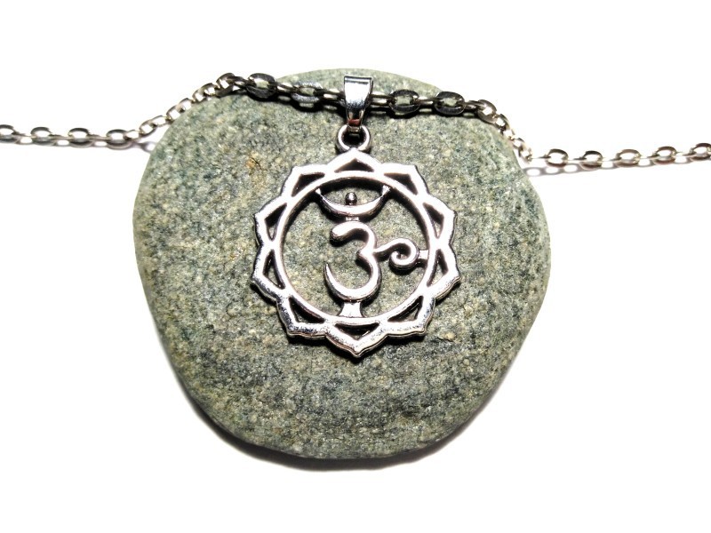 Pendentif Sahasrara sur chaîne. Un bijou spirituel qui soutient la gratitude et la libération de l'ego.