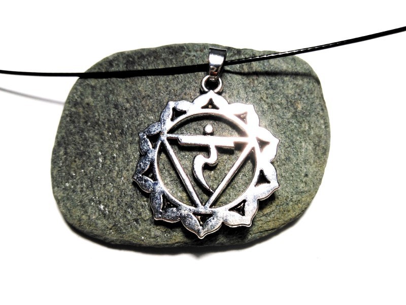 Necklace + pendant, 3rd Chakra Manipura (mantra & yantra) silver yoga jewel navel yellow meditation