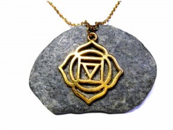 Pendentif doré premier chakra : la géométrie de ce yantra favorise une présence calme et une sécurité intérieure.