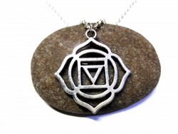 Bijou chakra racine argenté sur chaîne classique. Une amulette sobre pour stabiliser l'humeur et favoriser la persévérance.