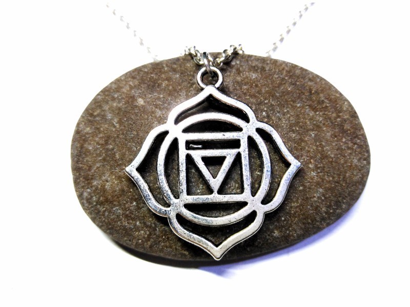 Collier avec médaillon argenté 1er chakra. Ce talisman de protection harmonise vos instincts fondamentaux.
