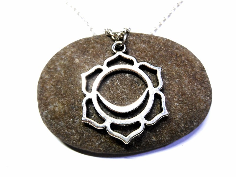 Un symbole de fertilité et de renouveau créatif. Le Chakra Sacré vous aide à concrétiser vos idées les plus inspirées.