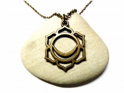 Collier spirituel avec chakra sacré bronze. Retrouvez votre source de vitalité intérieure grâce à ce bijou de mouvement.