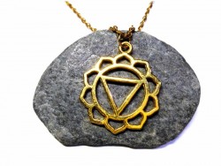 Collier troisième chakra au fini doré poli. Portez ce motif de feu pour briller dans vos entreprises avec charisme.