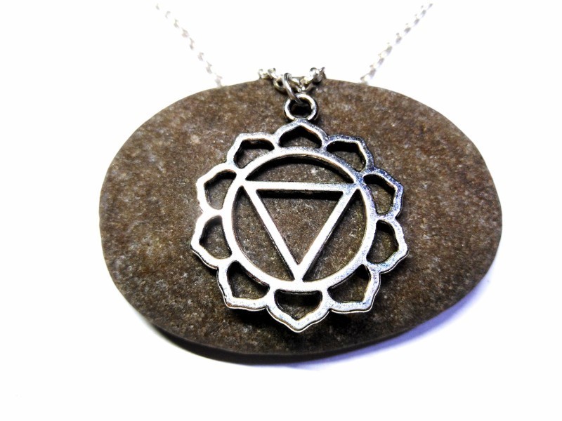 Pendentif chakra du plexus solaire sur chaîne. Ce symbole favorise la confiance en soi et la détermination d'agir.
