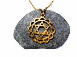 Collier spirituel avec chakra du cœur doré. Retrouvez votre centre de calme grâce à ce bijou d'unité universelle.