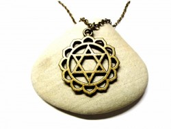 Stabilisez votre humeur avec le Chakra du Cœur. Une amulette originale bronze qui favorise la gratitude et l'émerveillement.