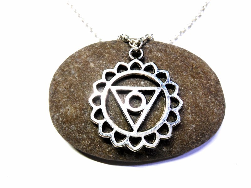Pendentif chakra de la gorge au fini poli argenté. Portez ce motif de pureté pour exprimer vos ressentis sans crainte.