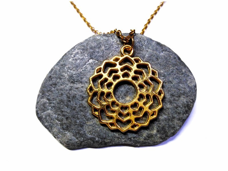 Collier avec pendentif doré au yantra Sahasrara. Un bijou de connexion pour atteindre la plénitude et l'unité spirituelle.