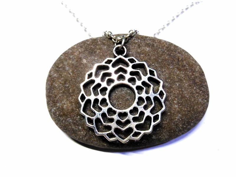 Collier chakra couronne au fini poli argenté. Portez ce motif de pureté pour briller d'une lumière universelle.