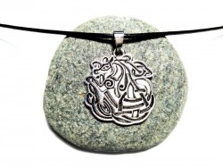 Pendentif cheval Sleipnir viking aux gravures d'entrelacs, un talisman moderne pour homme et femme par La Blanche Hermine