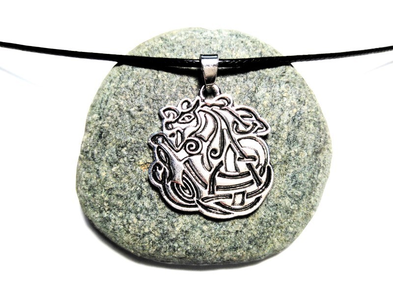 Pendentif cheval Sleipnir viking aux gravures d'entrelacs, un talisman moderne pour homme et femme par La Blanche Hermine