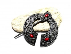 Broche fibule pénannulaire celtique avec entrelacs étain & pierres rouges accessoire costume médiéval celte viking