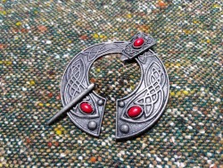 Broche fibule pénannulaire celtique avec entrelacs étain & pierres rouges bijou celtique viking accessoire médiéval