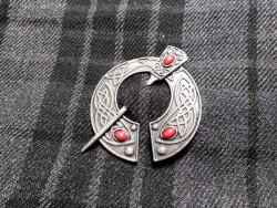 Broche fibule pénannulaire celtique avec entrelacs étain & pierres rouges bijou celtique viking accessoire médiéval