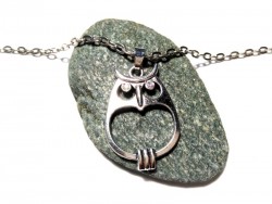 Pendentif hibou en métal argenté, un bijou gracieux au design unique idéal pour parfaire un style rétro moderne.