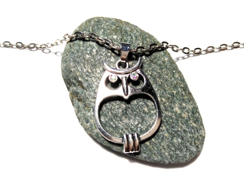 Pendentif hibou en métal argenté, un bijou gracieux au design unique idéal pour parfaire un style rétro moderne.