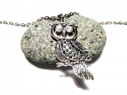 Collier hibou ornemental, pendentif travaillé avec soin pour un look bohème sophistiqué aux accents artistiques.