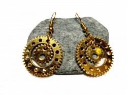 Bijou steampunk doré de roues dentées. Portez l'élégance de la vapeur avec une création artisanale aux reflets solaires.