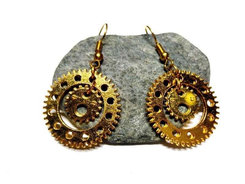Bijou steampunk doré de roues dentées. Portez l'élégance de la vapeur avec une création artisanale aux reflets solaires.