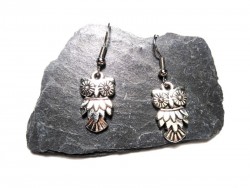 Boucles d'oreilles chouette argentée, bijoux légers pour les amoureuses des oiseaux et de la biodiversité rurale.