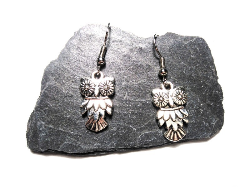 Boucles d'oreilles chouette argentée, bijoux légers pour les amoureuses des oiseaux et de la biodiversité rurale.